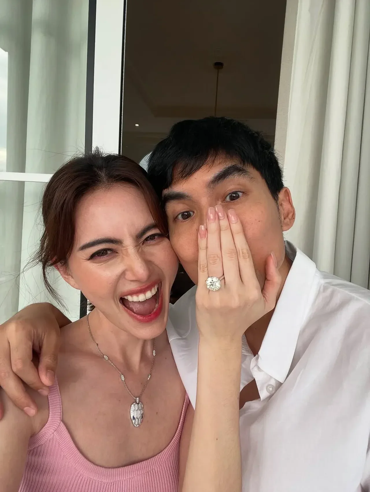 แฟนคลับแห่ยินดี "เต๋อ-ใหม่ ดาวิกา" คู่รักดารา ประกาศหมั้นแล้ว!