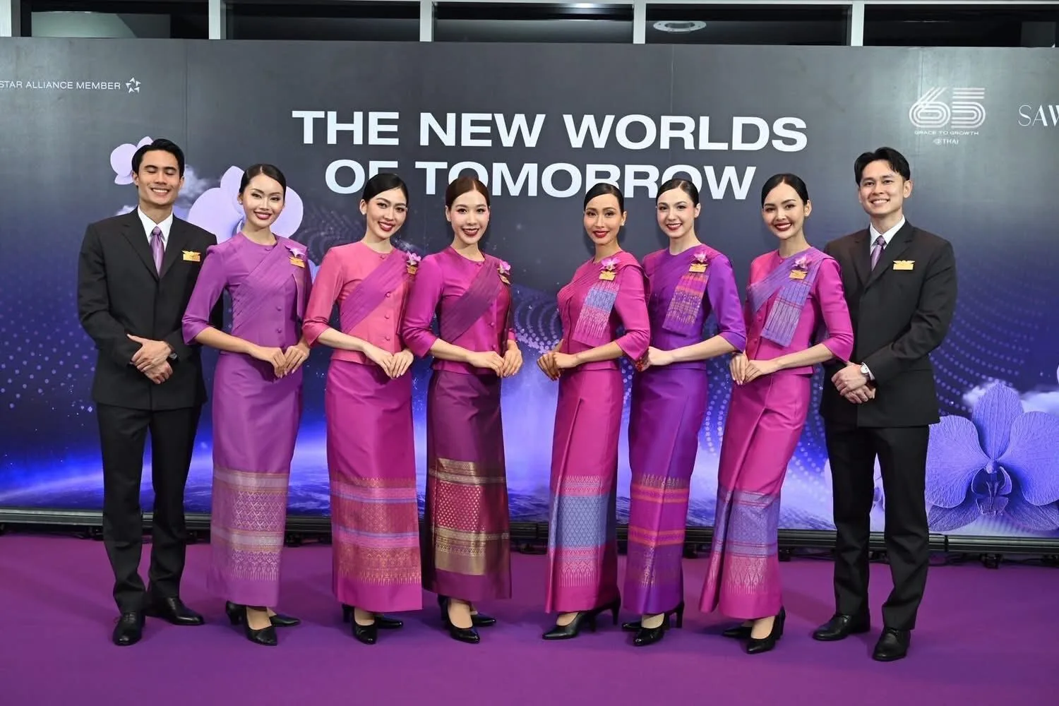 แรงบันดาลใจหรือลอกเลียนแบบ? ชาวเน็ตวิจารณ์แซ่ด "ชุดแอร์โฮสเตส" สายการบินกัมพูชา "Air Cambodia" คล้ายของการบินไทย "Thai Airways"