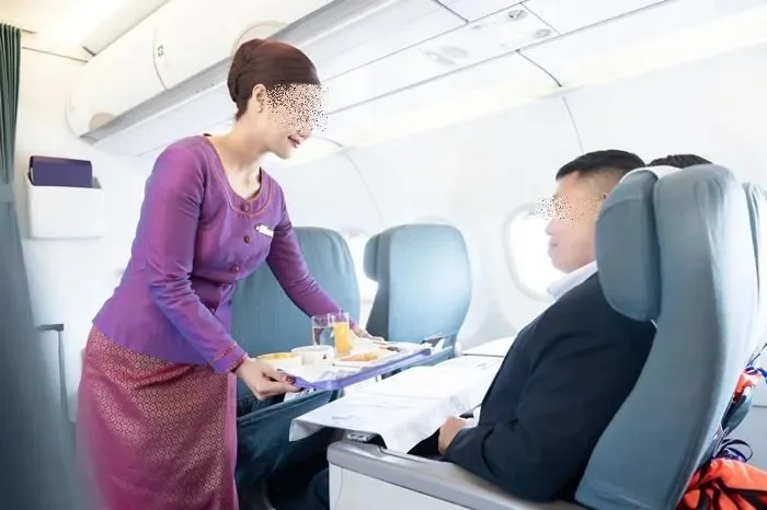 แรงบันดาลใจหรือลอกเลียนแบบ? ชาวเน็ตวิจารณ์แซ่ด "ชุดแอร์โฮสเตส" สายการบินกัมพูชา "Air Cambodia" คล้ายของการบินไทย "Thai Airways"