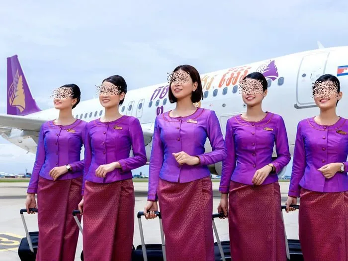 แรงบันดาลใจหรือลอกเลียนแบบ? ชาวเน็ตวิจารณ์แซ่ด "ชุดแอร์โฮสเตส" สายการบินกัมพูชา "Air Cambodia" คล้ายของการบินไทย "Thai Airways"