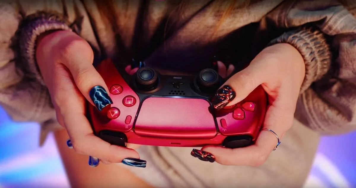 "ลิซ่า BLACKPINK" ควงคอนโทรลเลอร์ร่วมแคมเปญ "No Play Limits" ในฐานะพรีเซนเตอร์ของ "PlayStation 5 (PS5)"