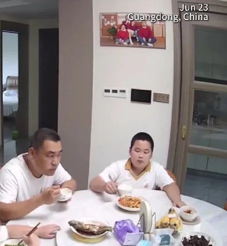 ชาวเน็ตแห่เอ็นดู! ตี๋น้อยตกใจสุดขีดหลังแผ่นดินไหว แต่ไม่ลืม "จ้วงข้าว" ราวกับเป็นมื้อสุดท้ายในชีวิต