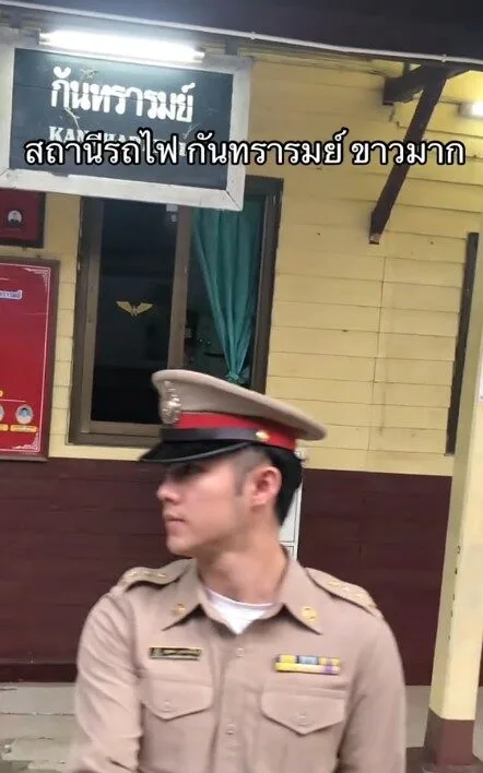 สาว ๆ เตรียมแบกเป้ขึ้นรถไฟไปศรีสะเกษ เพราะนายสถานีกันทรารมย์หล่อราวกับดารา!