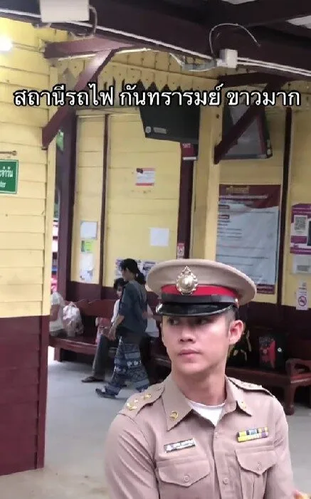 สาว ๆ เตรียมแบกเป้ขึ้นรถไฟไปศรีสะเกษ เพราะนายสถานีกันทรารมย์หล่อราวกับดารา!