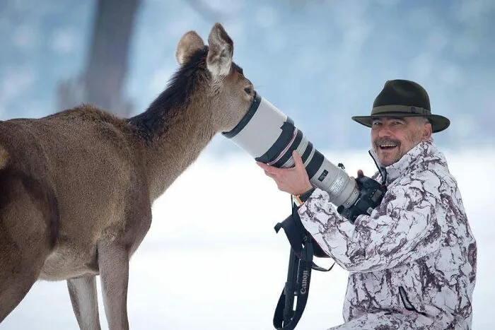 พาส่อง 20 ภาพสุดฮา เมื่อสัตว์ป่าจู่โจมช่างภาพแบบระยะประชิดเกิ๊นน!