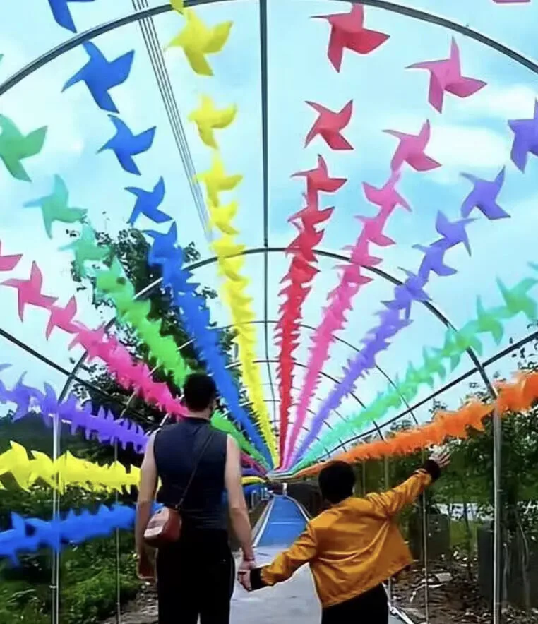 รักข้ามรุ่น! หญิงจีนวัย 50 ปี แต่งงานกับเพื่อนร่วมชั้นลูกชายชาวรัสเซีย ล่าสุดตั้งครรภ์ลูกของเขาแล้ว