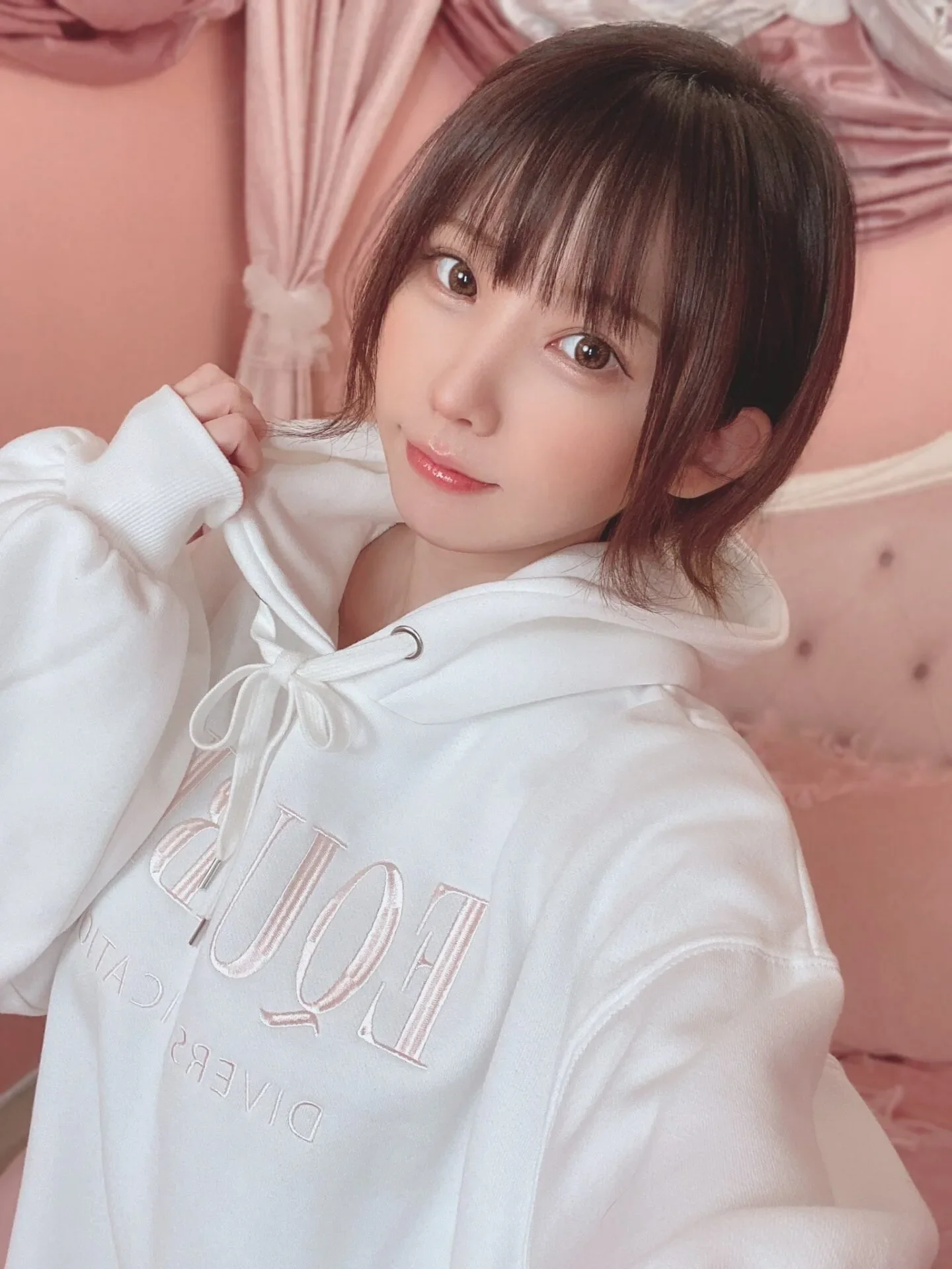 "เอนาโกะ (Enako)" คอสเพลเยอร์ชื่อดัง ถ่ายแบบโปสเตอร์รณรงค์ให้แฟนคลับ "อาบน้ำ" ก่อนร่วมงาน "Comiket 106"