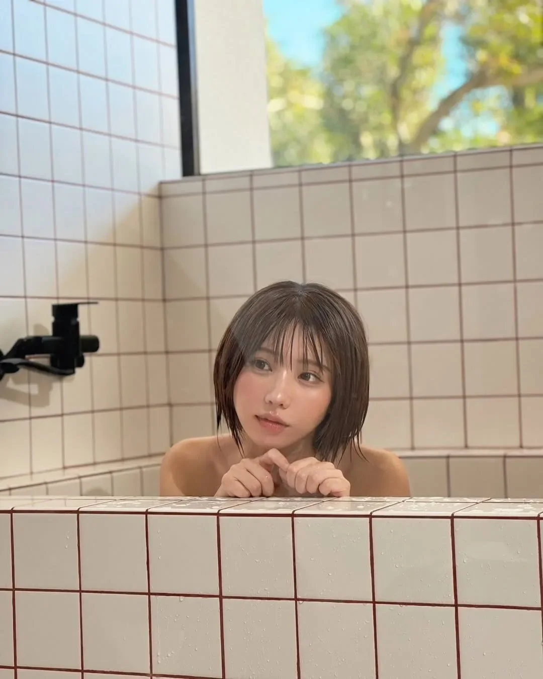 "เอนาโกะ (Enako)" คอสเพลเยอร์ชื่อดัง ถ่ายแบบโปสเตอร์รณรงค์ให้แฟนคลับ "อาบน้ำ" ก่อนร่วมงาน "Comiket 106"