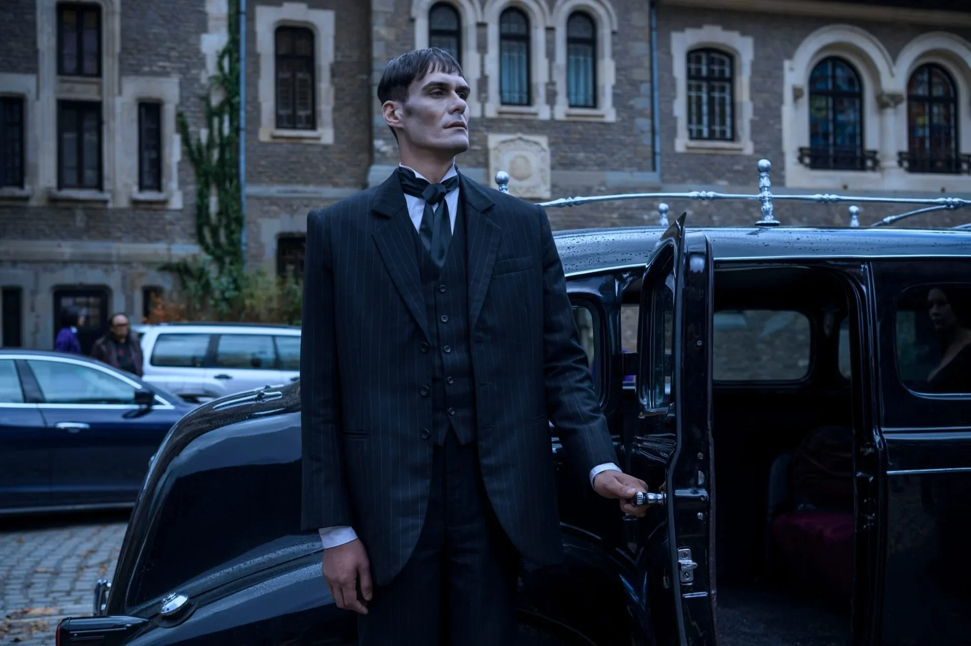 ใครคือจ้าวแห่งบ้านผี? จัดอันดับสมาชิกครอบครัวแอดดัมส์ (The Addams Family) ที่มีพลังแข็งแกร่งที่สุด โดย "Netflix Junkie"