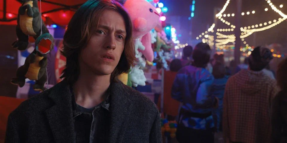 "เพอร์ซีย์ ไฮนส์ ไวต์ (Percy Hynes White)" จาก "Wednesday" ซีซั่น 1 ถูกพบทำงานเป็นพนักงานผับ หลังถูกข่าวปลอมเล่นงานจนหลุดจากซีรีส์
