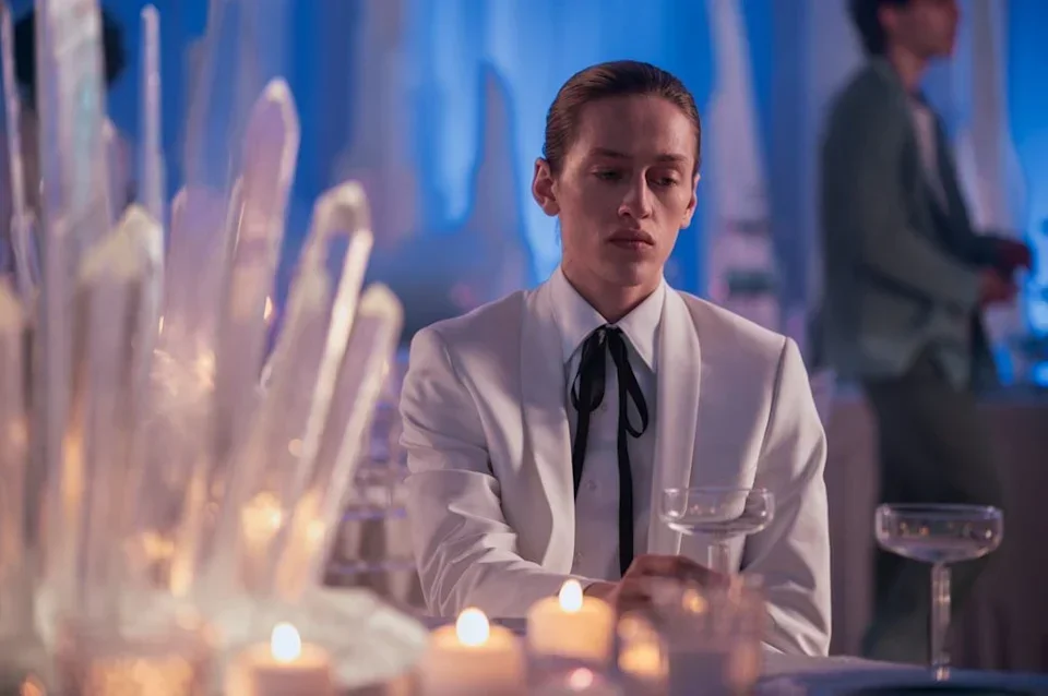 "เพอร์ซีย์ ไฮนส์ ไวต์ (Percy Hynes White)" จาก "Wednesday" ซีซั่น 1 ถูกพบทำงานเป็นพนักงานผับ หลังถูกข่าวปลอมเล่นงานจนหลุดจากซีรีส์
