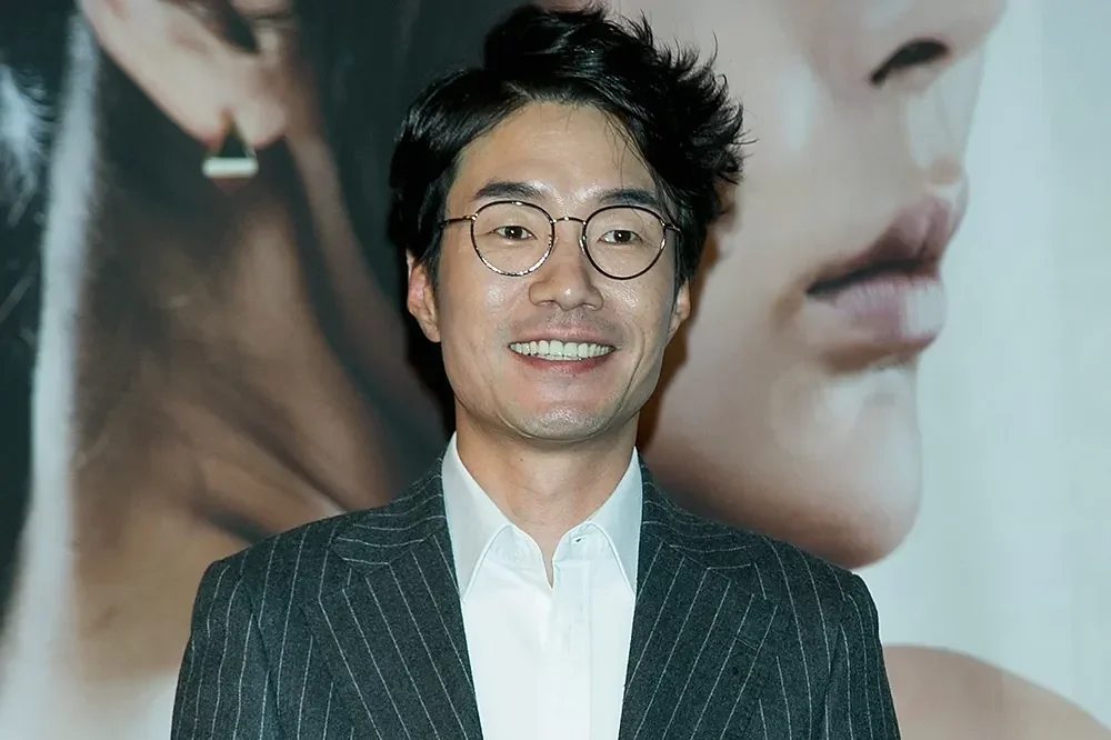 แฟนคลับอาลัย "ซงยองกยู (Song Young-Kyu)" นักแสดงเกาหลีชื่อดัง เสียชีวิตในรถ หลังเผชิญมรสุมคดีเมาแล้วขับ