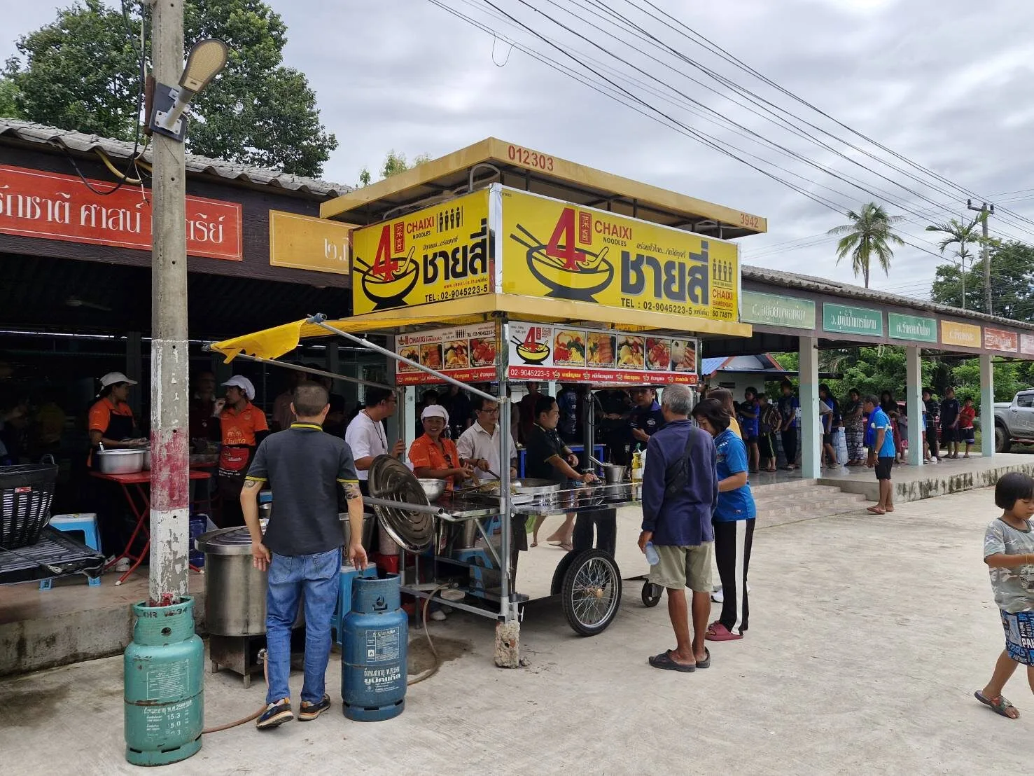 "ชายสี่หมี่เกี๊ยว" ใจป้ำ! มอบรถเข็นชายสี่ให้ครอบครัวทหารกล้าที่สละชีพเพื่อชาติได้ทำกิน