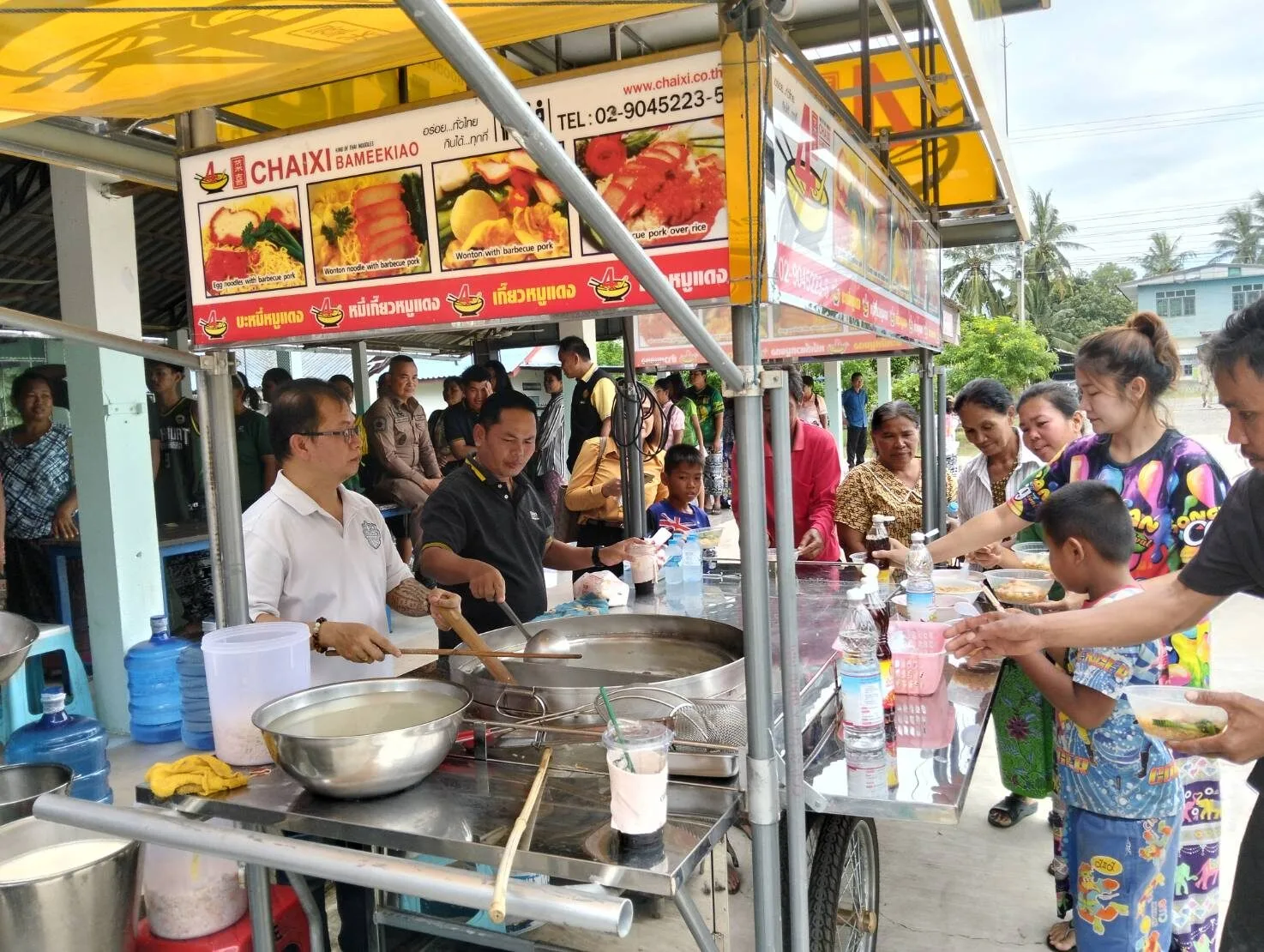 "ชายสี่หมี่เกี๊ยว" ใจป้ำ! มอบรถเข็นชายสี่ให้ครอบครัวทหารกล้าที่สละชีพเพื่อชาติได้ทำกิน