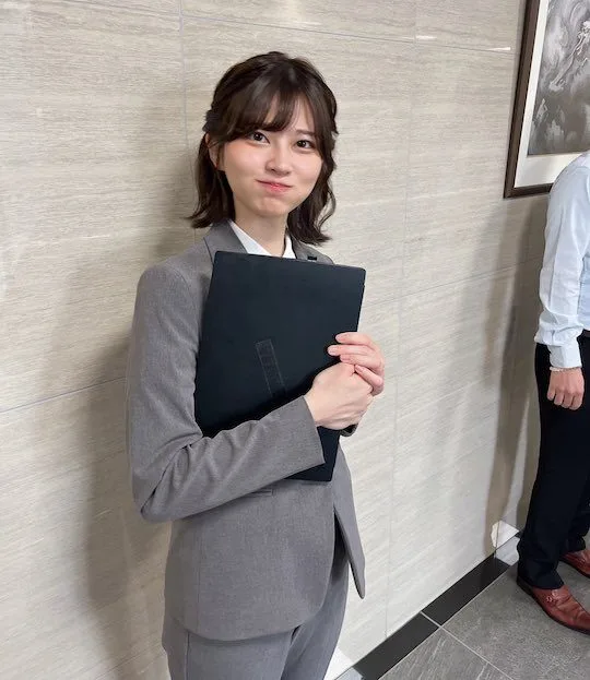 "ซาโอริ อารากิ (Saori Araki)" อดีตไอดอลกลายเป็นไวรัลไปทั่วโลก เพียงเพราะใส่ชุดสาวออฟฟิศ