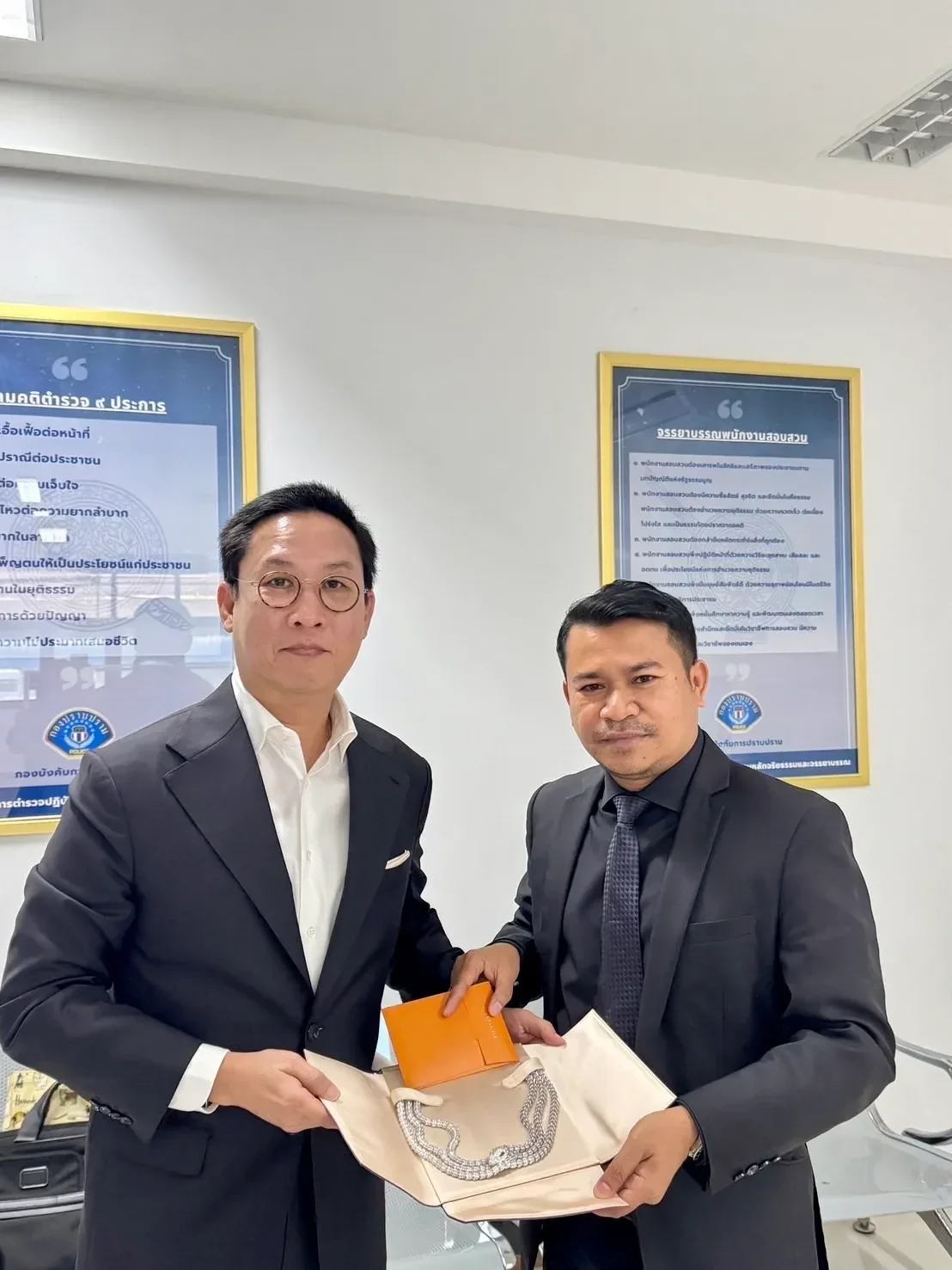 "ดิว อริสรา" คืนสร้อย "Bvlgari" - กระเป๋า "Hermès" ครบ ด้าน "เมย์ วาสนา" ถอนฟ้องทุกคดี ปิดฉากดราม่าแบรนด์เนมหรูหายสาบสูญ
