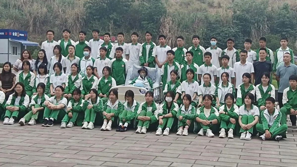 ซึ้งทั้งโซเชียลจีน! เพื่อน ๆ หนูน้อยป่วยมะเร็งเดินเท้า 2 กิโลเมตร ไปถ่ายรูปเรียนจบที่รพ. ก่อนน้องจะเสียชีวิตในวันถัดมา