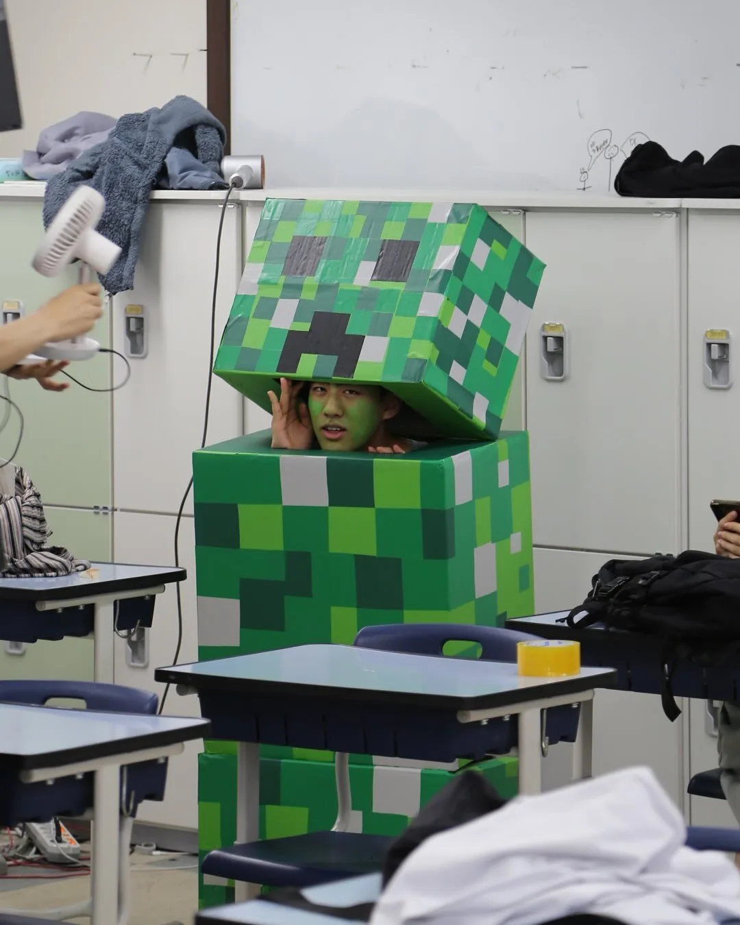 พาส่องภาพนักเรียนมัธยมฯ ปลาย "Uijeongbu High School" ถ่ายรูปก่อนจบการศึกษาจากโรงเรียน ที่ครีเอทีฟจนกลายเป็นไวรัล!