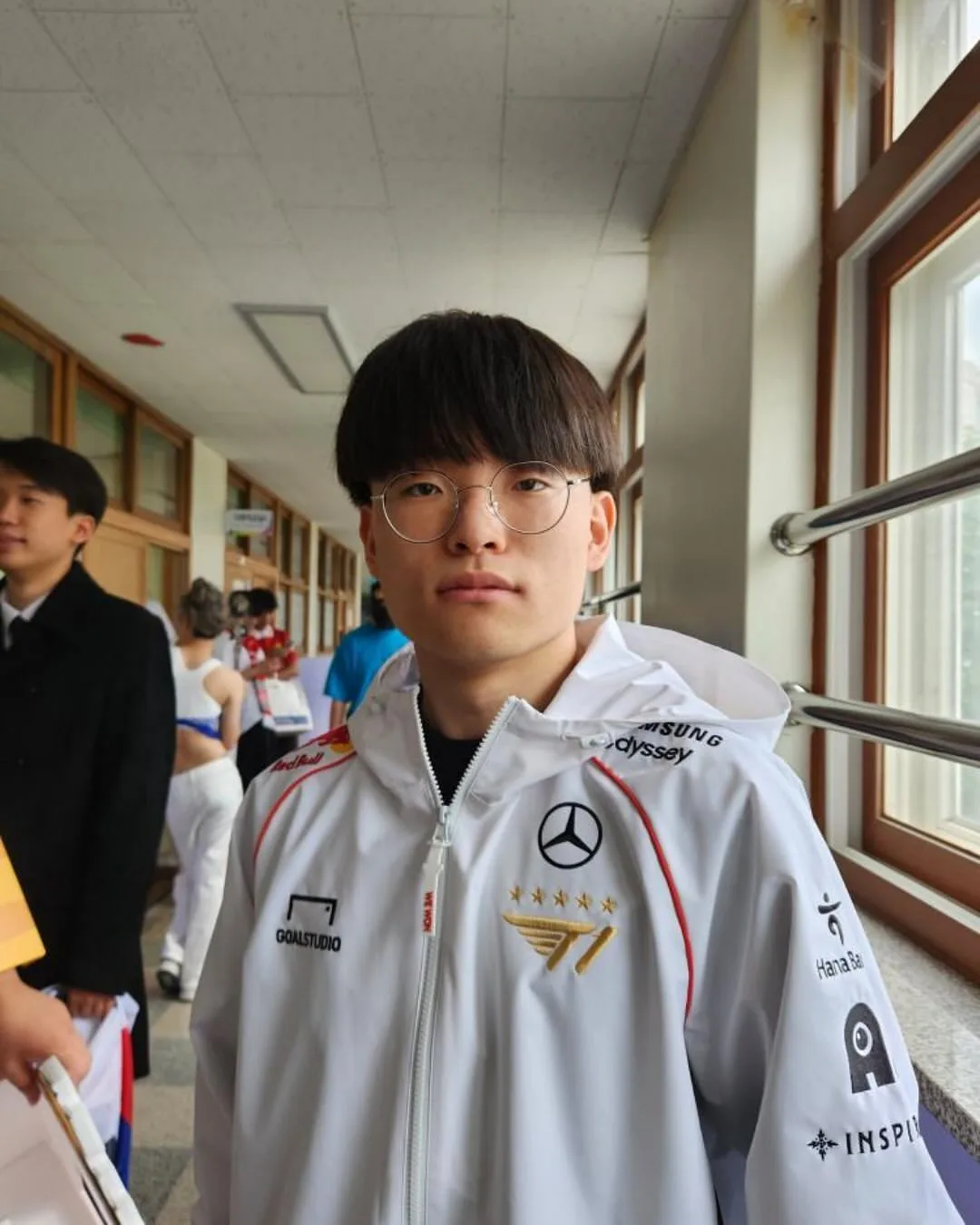 พาส่องภาพนักเรียนมัธยมฯ ปลาย "Uijeongbu High School" ถ่ายรูปก่อนจบการศึกษาจากโรงเรียน ที่ครีเอทีฟจนกลายเป็นไวรัล!