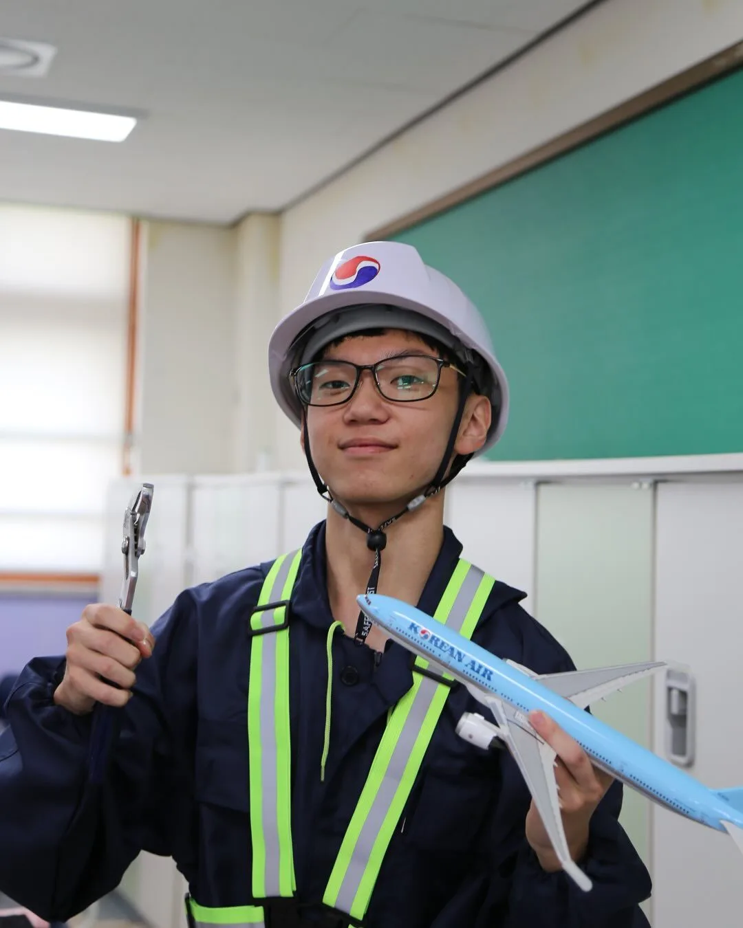 พาส่องภาพนักเรียนมัธยมฯ ปลาย "Uijeongbu High School" ถ่ายรูปก่อนจบการศึกษาจากโรงเรียน ที่ครีเอทีฟจนกลายเป็นไวรัล!