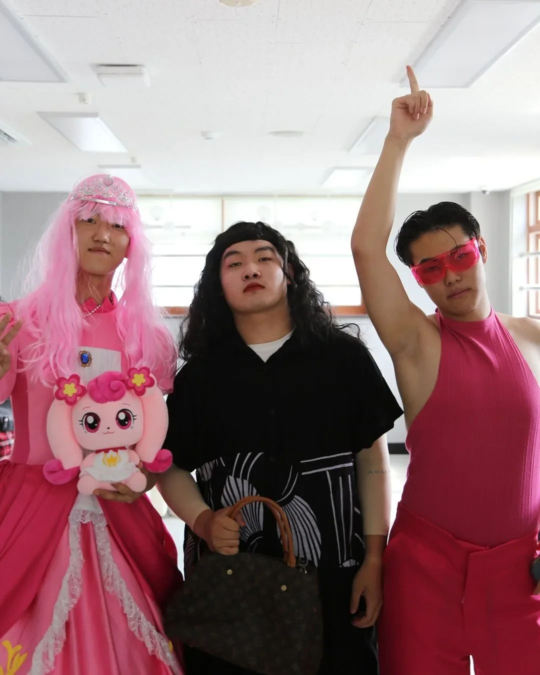 พาส่องภาพนักเรียนมัธยมฯ ปลาย "Uijeongbu High School" ถ่ายรูปก่อนจบการศึกษาจากโรงเรียน ที่ครีเอทีฟจนกลายเป็นไวรัล!