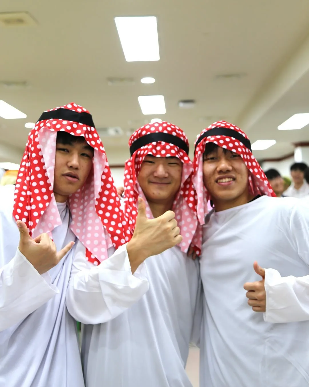 พาส่องภาพนักเรียนมัธยมฯ ปลาย "Uijeongbu High School" ถ่ายรูปก่อนจบการศึกษาจากโรงเรียน ที่ครีเอทีฟจนกลายเป็นไวรัล!