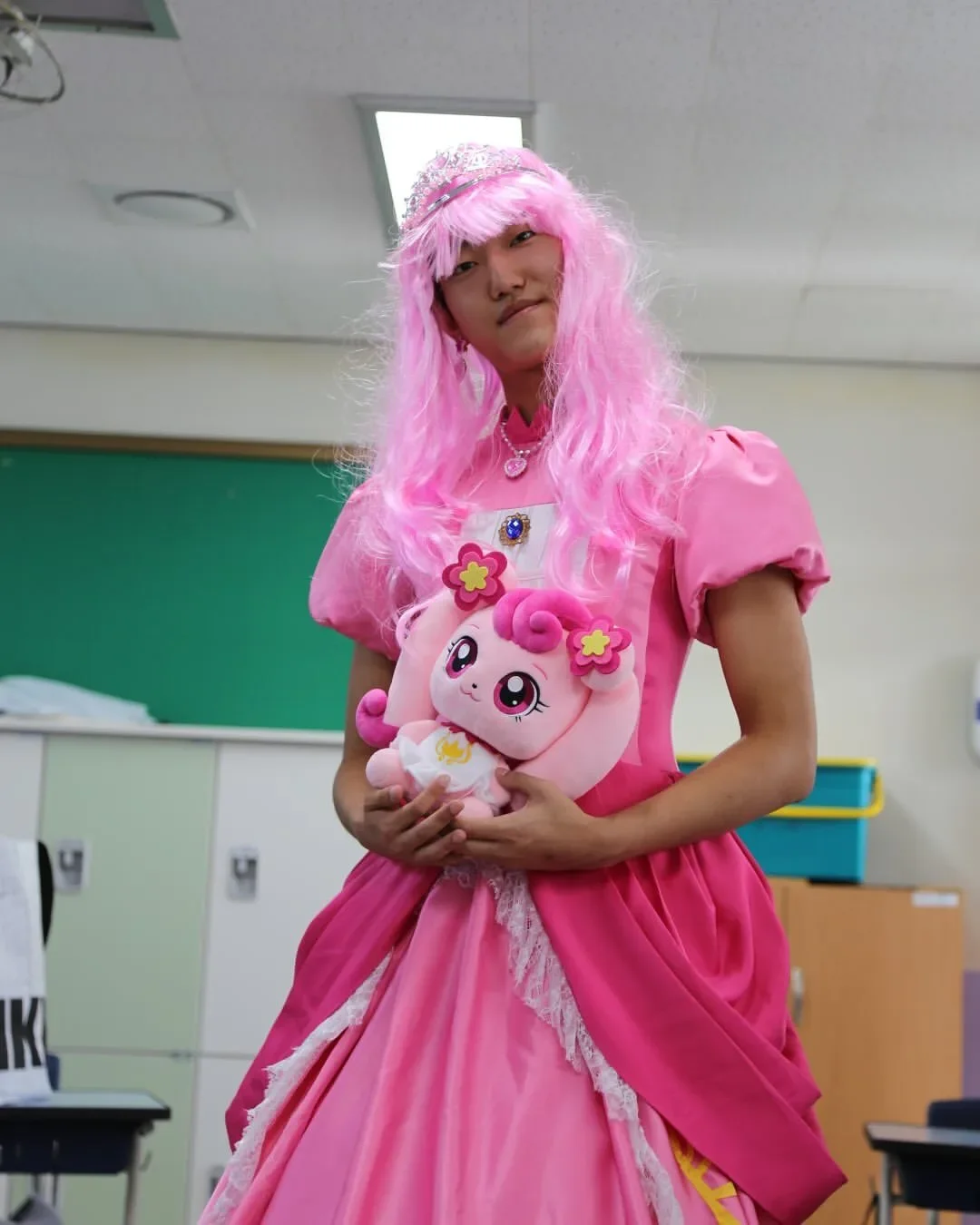 พาส่องภาพนักเรียนมัธยมฯ ปลาย "Uijeongbu High School" ถ่ายรูปก่อนจบการศึกษาจากโรงเรียน ที่ครีเอทีฟจนกลายเป็นไวรัล!