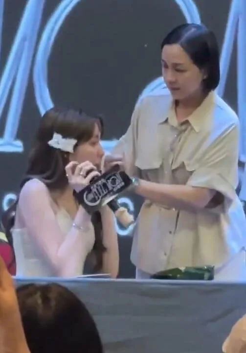 "ออม-คุณแม่ก้อย" น้ำตาไหลกลางแฟนมีตเมืองจีน หลังเจอผู้จัดแอบขายเบเนฟิตเพิ่ม จนต้องนั่งทำงาน 8 ชั่วโมงติด ด้าน "ช่อง 3" ออกโรงจัดการ