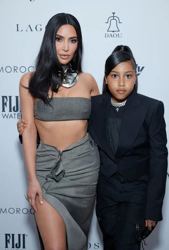 "คิม คาร์เดเชียน (Kim Kardashian)" ออกมาโพสต์สนับสนุน "งดการบ้านหลังเลิกเรียน"