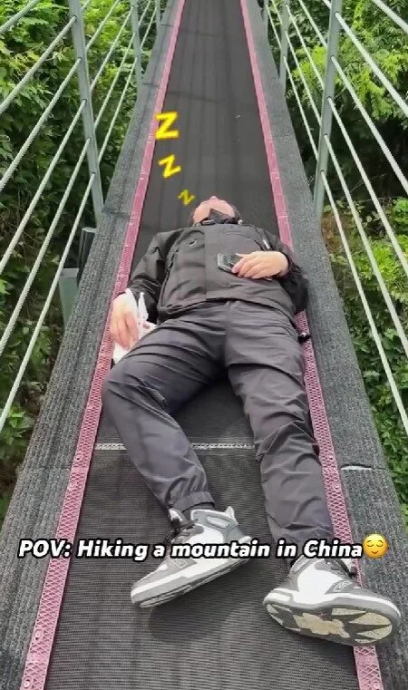 เผยคลิป "เดินขึ้นเขาแบบใหม่แบบสับ" ของชาวจีน สบายจนอยากไปลอง!