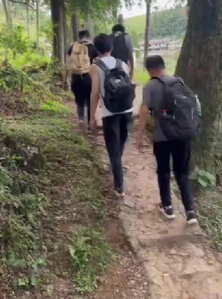 น้องไม่ไหวบอกไหว! นักปีนเขาชาวจีนแบกลาบราดอร์หุ่นตุ้ยนุ้ยลงเขาด้วยแคร่ไม้ หลังน้องเหนื่อยจนเดินไม่ไหว