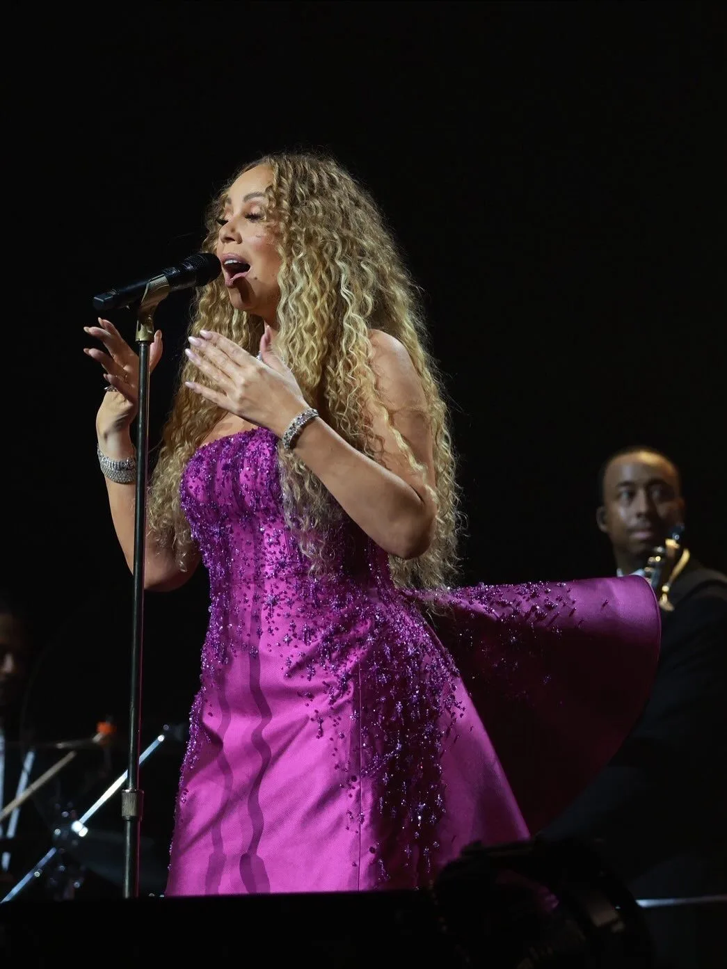 ชุดฟินาเล่สุดอลังการที่แม่หมี "มารายห์ แครี่ (Mariah Carey)" สวมขึ้นคอนเสิร์ต ที่แท้เป็นชุดทรงตัดและออกแบบโดยเจ้าหญิงแฟชั่นของไทย