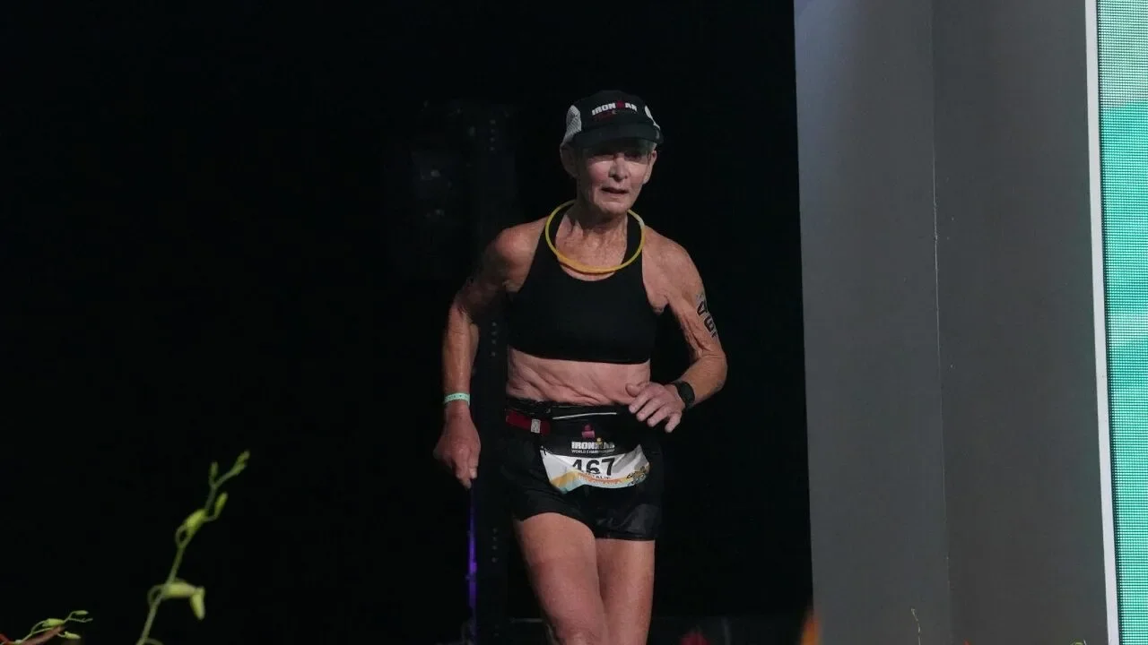 "นาตาลี แกรโบว์ (Natalie Grabow)" วัย 80 ปี สร้างประวัติศาสตร์ พิชิต "Ironman World Championship" ที่เมืองโคน่า ในเวลา 16 ชั่วโมง!