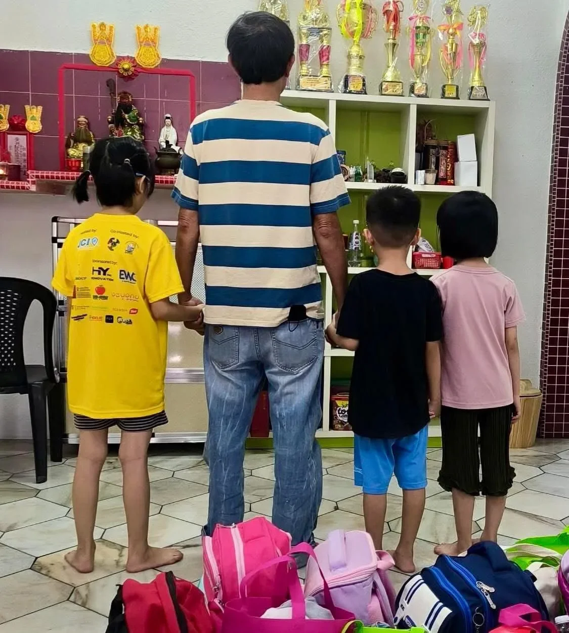 คุณพ่อชาวมาเลเซียตัดสินใจพาลูกสามคนไปอยู่บ้านเด็กกำพร้า หวังให้ลูกมีชีวิตที่ดีกว่า หลังไม่มีเงินเลี้ยงดูเพียงพอ