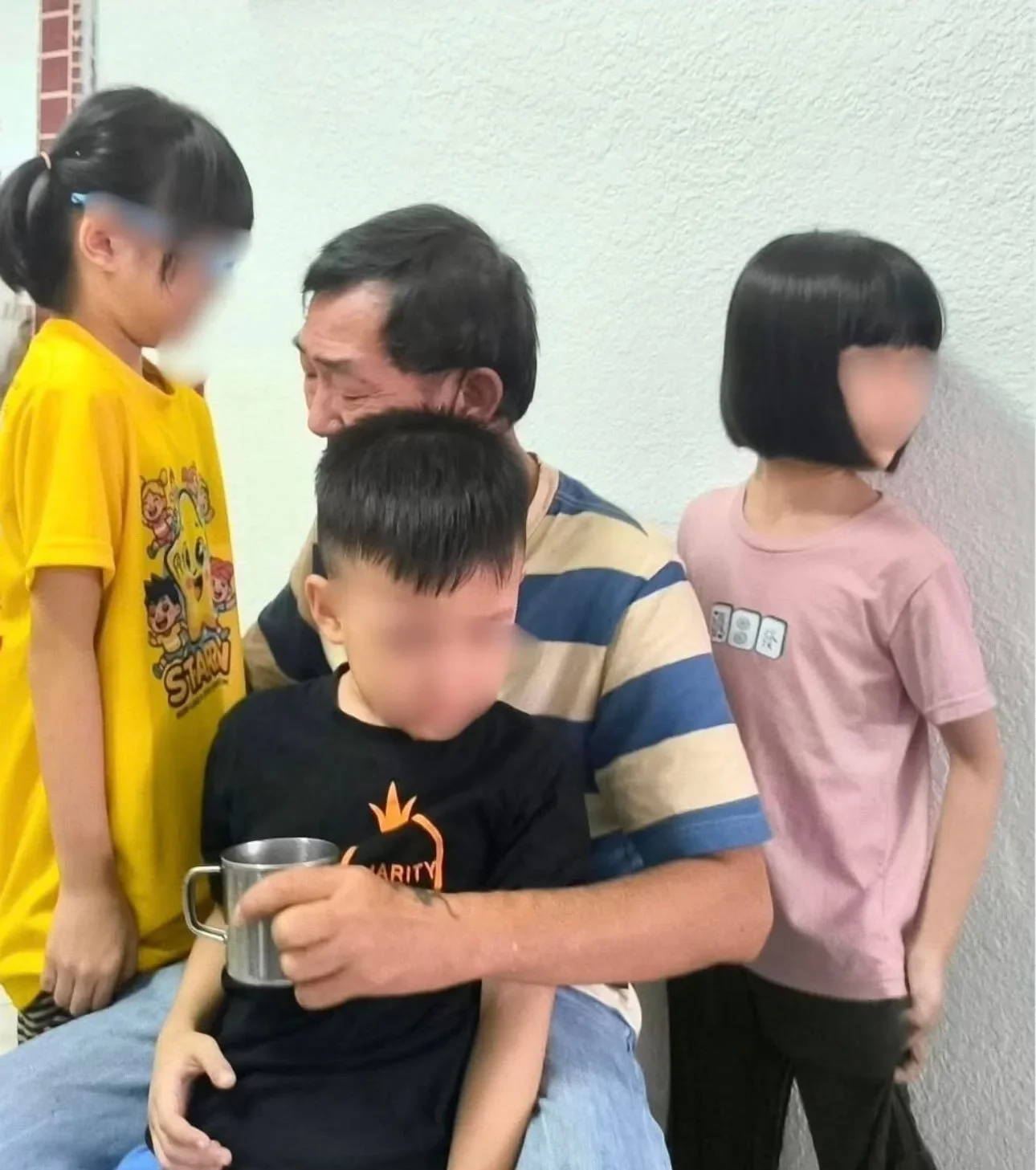 คุณพ่อชาวมาเลเซียตัดสินใจพาลูกสามคนไปอยู่บ้านเด็กกำพร้า หวังให้ลูกมีชีวิตที่ดีกว่า หลังไม่มีเงินเลี้ยงดูเพียงพอ
