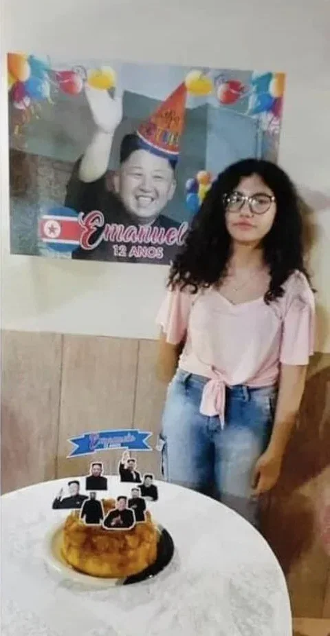 ลูกสาวอยากจัดงานวันเกิดธีม K-Pop แต่พ่อกลับเนรมิตออกมาเป็นขบวนสวนสนามของผู้นำเกาหลีเหนือ "คิมจองอึน (Kim Jong-un)" ซะงั้น?!