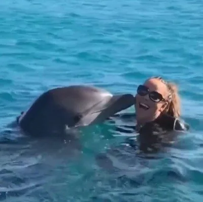 เมื่อ "มารายห์ แครี่" หวีดเสียงไฮโน้ตโชว์โลมา ทำน้องดีใจสุดขีดเหมือนเจอเพื่อนพูดภาษาเดียวกัน