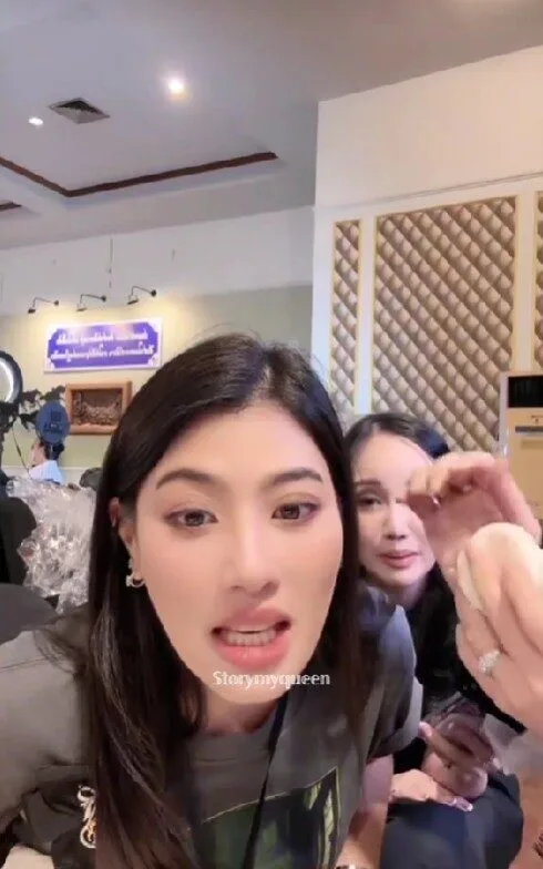 "สมเด็จพระเจ้าลูกเธอ เจ้าฟ้าสิริวัณณวรี นารีรัตนราชกัญญา" โผล่ไลฟ์สด "TikTok" ชาวเน็ตแห่ทักหน้าเหมือน ก่อนเจ้าตัวตอบด้วยพระอารมณ์ขัน "ก็องค์หญิงเองจ๊ะ ไม่เหมือนแต่ใช่เลย!"