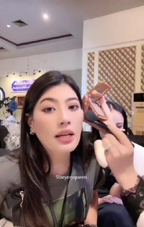 "สมเด็จพระเจ้าลูกเธอ เจ้าฟ้าสิริวัณณวรี นารีรัตนราชกัญญา" โผล่ไลฟ์สด "TikTok" ชาวเน็ตแห่ทักหน้าเหมือน ก่อนเจ้าตัวตอบด้วยพระอารมณ์ขัน "ก็องค์หญิงเองจ๊ะ ไม่เหมือนแต่ใช่เลย!"