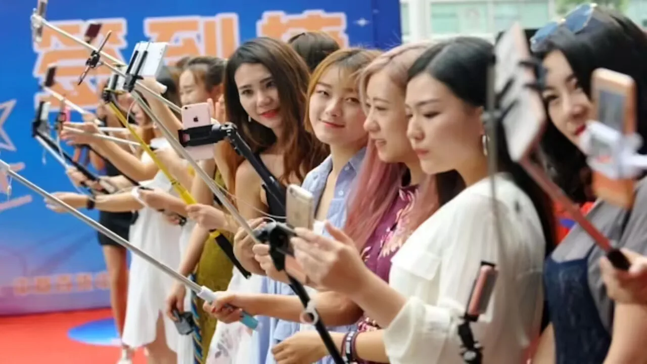 จีนออกกฎหมายใหม่! "อินฟลูเอนเซอร์ต้องมีวุฒิการศึกษาเฉพาะทาง" ก่อนทำคอนเทนต์ลงโซเชียล เพื่อปราบข้อมูลเท็จและสร้างความน่าเชื่อถือในโลกออนไลน์