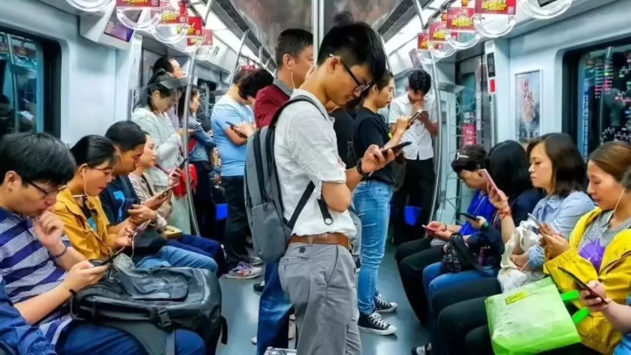 จีนออกกฎหมายใหม่! "อินฟลูเอนเซอร์ต้องมีวุฒิการศึกษาเฉพาะทาง" ก่อนทำคอนเทนต์ลงโซเชียล เพื่อปราบข้อมูลเท็จและสร้างความน่าเชื่อถือในโลกออนไลน์