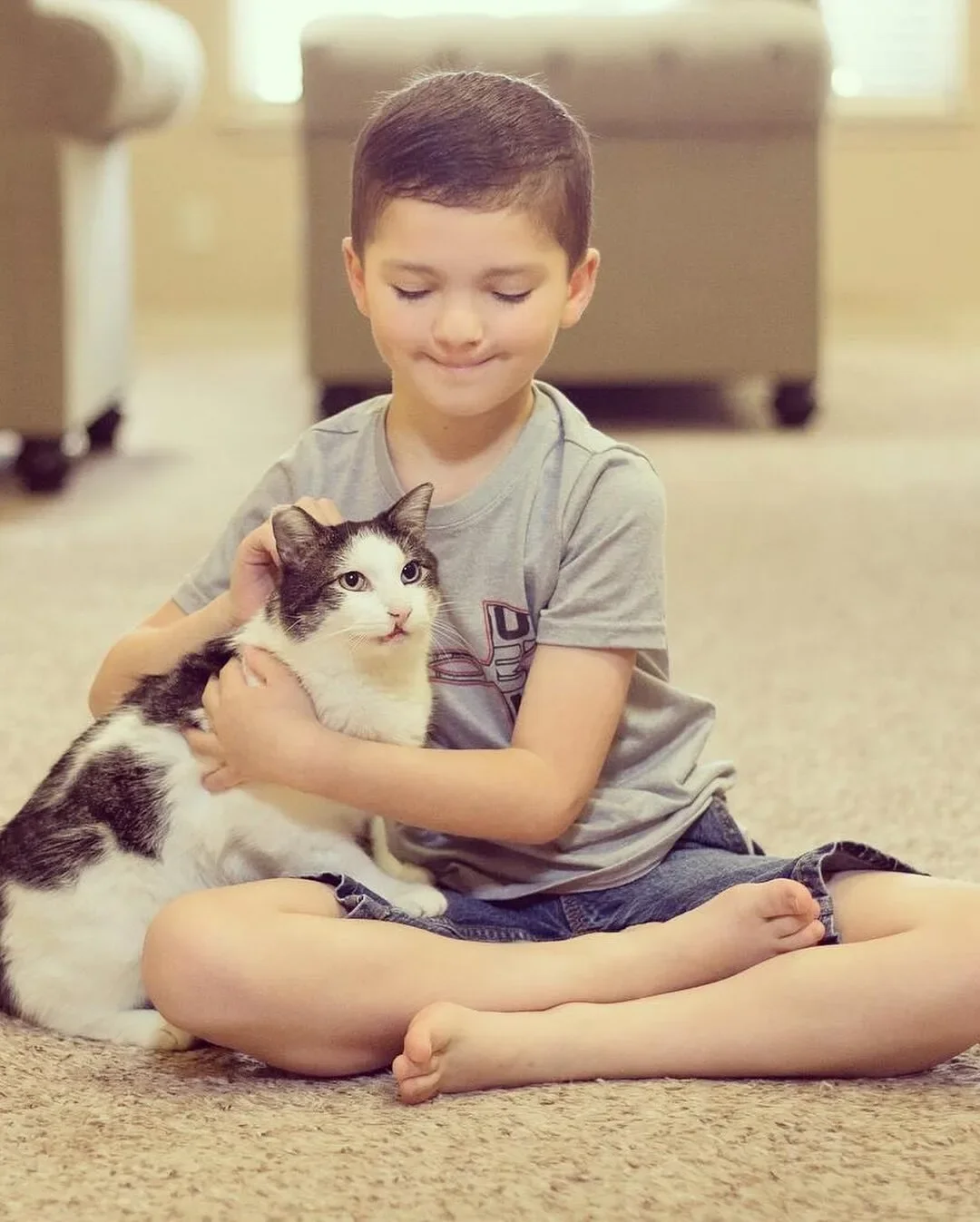 เด็กชายชาวอเมริกันถูกบูลลี่เพราะ "ตาสองสี" แต่โชคชะตาพาให้เขาได้เจอเพื่อนเหมียวที่เหมือนกันทุกประการ