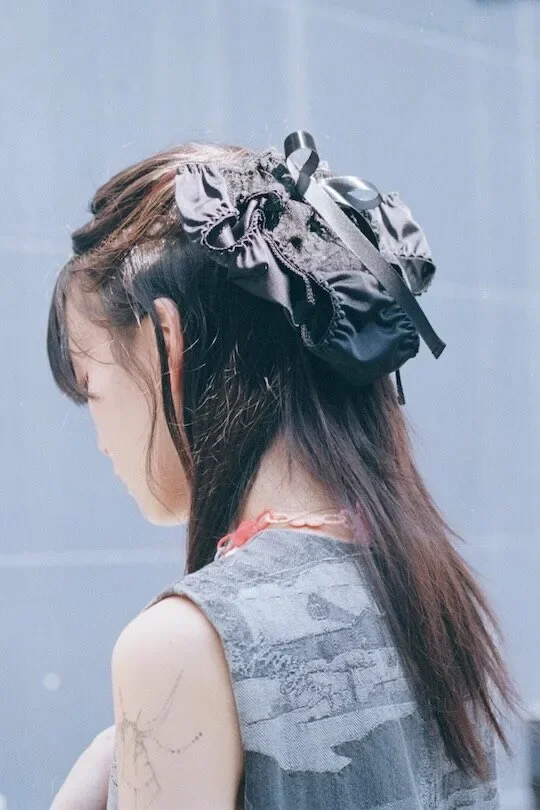 สาวญี่ปุ่นฮิต "ผูกกางเกงในไว้บนหัว" แฟชั่นแบบใหม่แบบอิหยังวะ?