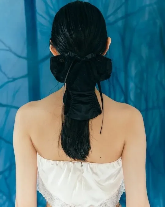 สาวญี่ปุ่นฮิต "ผูกกางเกงในไว้บนหัว" แฟชั่นแบบใหม่แบบอิหยังวะ?