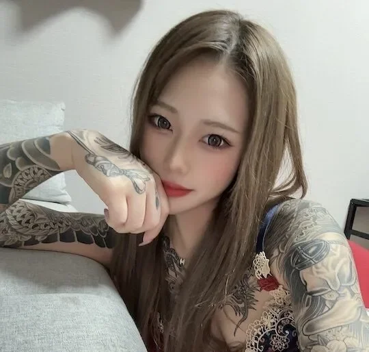 "ริน อามาซาวะ (Rin Amasawa)" นางเอก AV เผยรอยสักเต็มหลัง ไม่แคร์เสียงวิจารณ์ลบจากชาวเน็ต