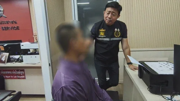 ครูหนุ่มเซอร์ไพรส์วันรับปริญญาแฟนสาว "ใส่ชุดตำรวจยศพันเอก" แต่ดันโดนจับ! ข้อหาแต่งกายเลียนแบบเจ้าหน้าที่