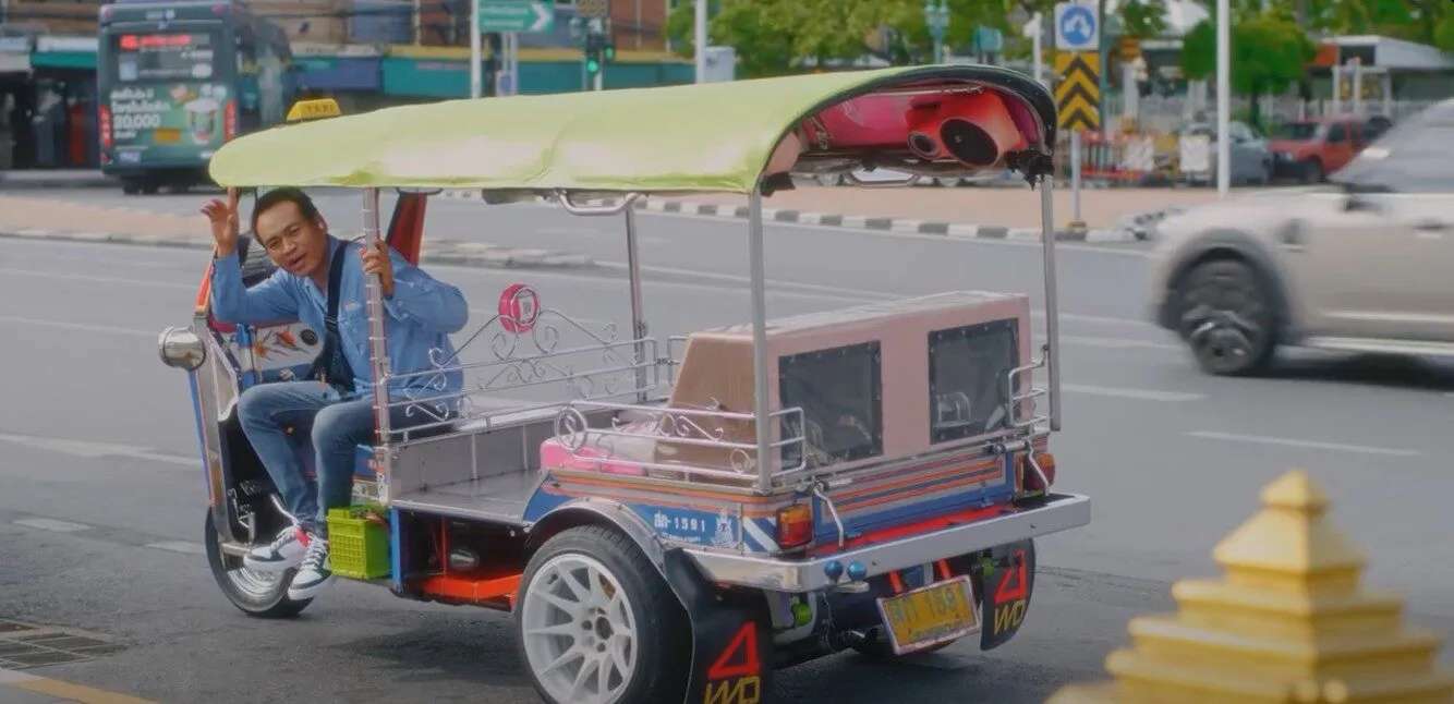 "เอเลียด คิปโชเก (Eliud Kipchoge)" โปรโมท "Amazing Thailand Marathon 2025" ด้วยการวิ่งตามรถตุ๊กตุ๊ก