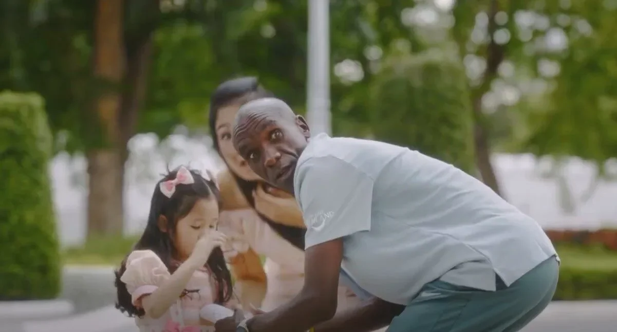 "เอเลียด คิปโชเก (Eliud Kipchoge)" โปรโมท "Amazing Thailand Marathon 2025" ด้วยการวิ่งตามรถตุ๊กตุ๊ก