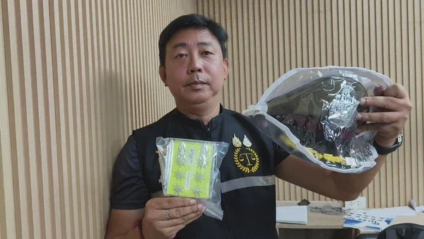 ครูหนุ่มเซอร์ไพรส์วันรับปริญญาแฟนสาว "ใส่ชุดตำรวจยศพันเอก" แต่ดันโดนจับ! ข้อหาแต่งกายเลียนแบบเจ้าหน้าที่