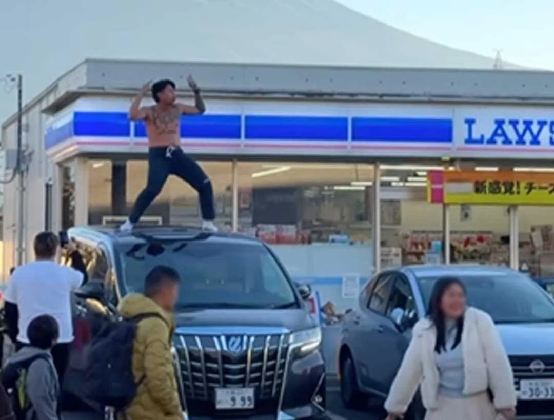 รถทัวร์จอดถล่ม! "แจ็กแปปโฮ" ถอดเสื้อเต้นหน้า "Lawson" วิวภูเขาไฟฟูจิ กลายเป็นดราม่าลุกลามทั้งไทย–ญี่ปุ่น